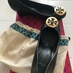 Tory Burch Black Gold Metal Logo wedge
